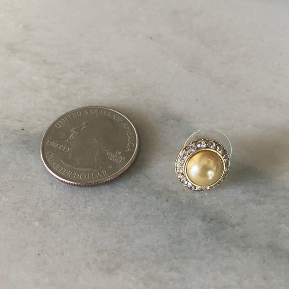 Tory Burch Pearl replacement earring - Picture 3 of 3